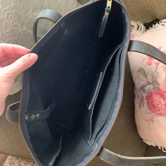 Chic Black Leather Tote Bag - Picture 4 of 10